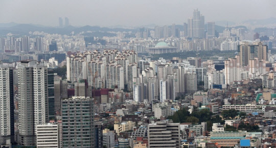 정부가 전방위적인 부동산 대책들을 쏟아내고 있지만, 집값 상승폭이 강남3구를 넘어 서울 전역으로 확대되고 있다. 마포구는 올해 강남구와 서초구 집값 상승률을 웃돌 정도로 가파른 상승세를 이어가고 있는데다, 이달 입주하는 신촌그랑자이도 2년 전 분양가격 대비 2배 가량 급등한 것으로 나타났다. 사진은 남산에서 바라본 서울 시내 전경.  연합뉴스